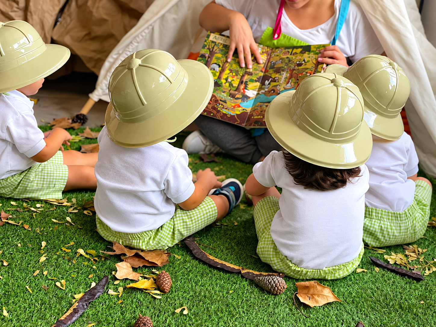 Peques de Bolquerets descubriendo un cuento con su educadora